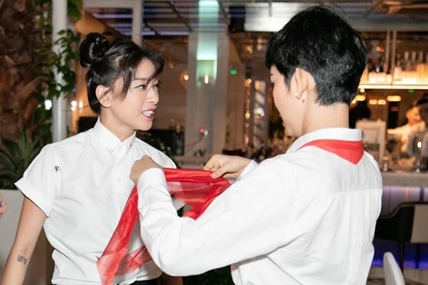 Ngô Thanh Vân được Xuân Lan giúp thắt khăn quàng đỏ. Bữa tiệc có chủ đề học sinh, trong đó, Ngô Thanh Vân đóng vai lớp trưởng. 
